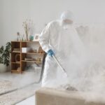 Een moderne stoomreiniger in gebruik op een houten vloer, die effectief schoonmaakt.