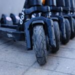 Een paar dat samen rijdt op een scootmobiel voor twee personen, genieten van hun onafhankelijkheid en comfort.